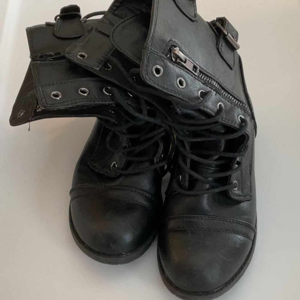 Black boot - Picture 2 of 6